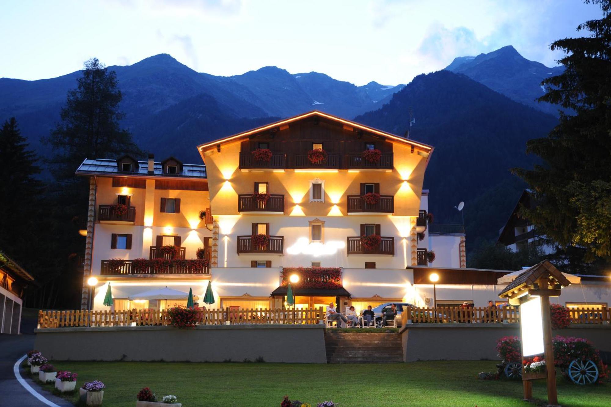 Hotel Alpino Wellness & Spa Peio Fonti Exteriör bild