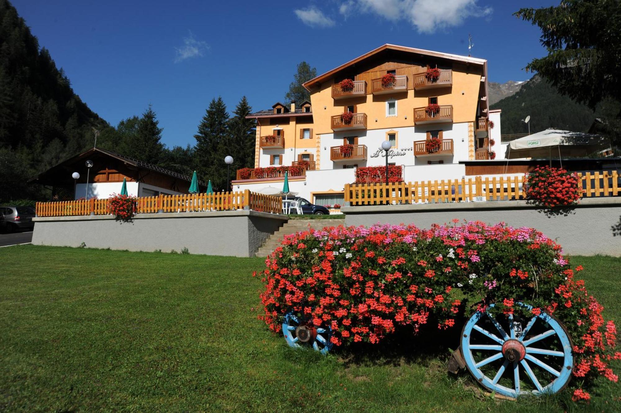 Hotel Alpino Wellness & Spa Peio Fonti Exteriör bild